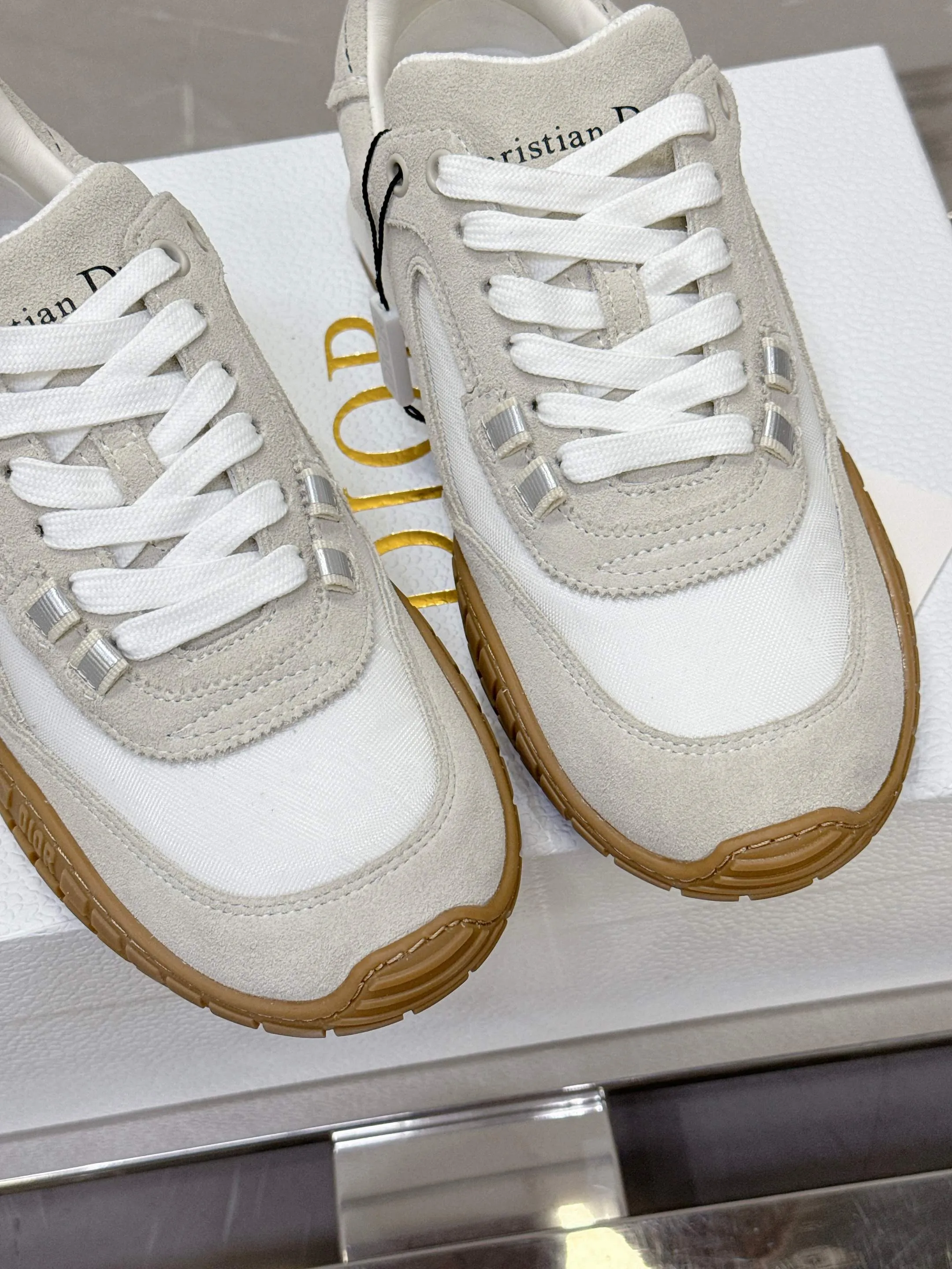 Factory price 640💰 Top version! ! ! Dior Tech sneakers Dior Tech is newly launched, with exquisite color matching and autumn and winter atmosphere. This Dior Tech sneaker is a new product in the 2026 early spring ready-to-wear series. It is equipped with fashionable details and highlights the retro aesthetics. Made of calfskin and suede calfskin upper with transparent mesh side panels and ChristianDior Paris signature on the heel and tongue. A textured, tonal Dior signature sole adds couture style. Upper material: Textile, cowhide split leather, cowhide leather with Christian Dior Paris logo on the heel and tongue Textured Dior logo rubber sole embellished with Christian Dior's lucky star symbol! Size 35-46 (40 for women, 41 for men, 38.45.46, custom made and non-refundable)